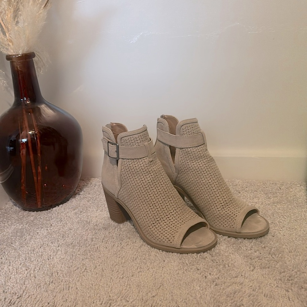 Women’s Universal Thread heels size 6